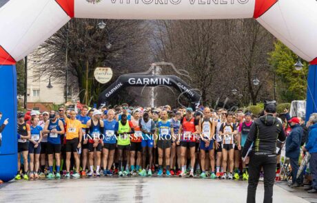 atleti schierati partenza gara maratonina della vittoria 2026