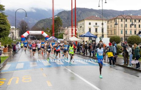 atleti di corsa inizio gara maratonina della vittoria 2026