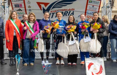 palco e premiazioni vincitrici femminili maratonina della vittoria 2026